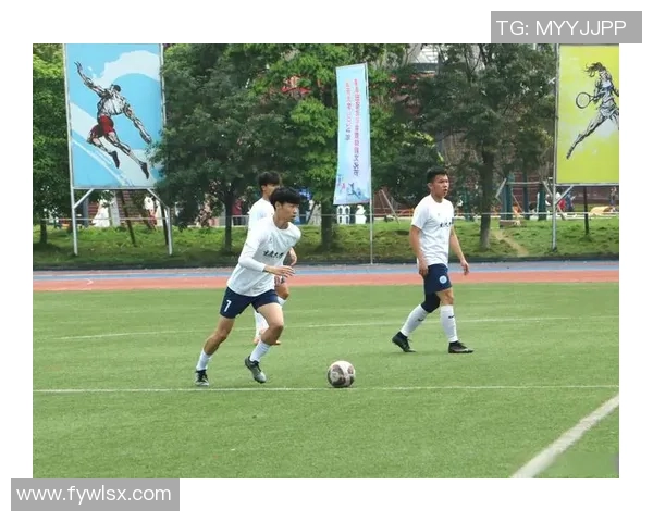 唱歌与足球的激情碰撞让我们在绿茵场上尽情释放青春的热血与梦想