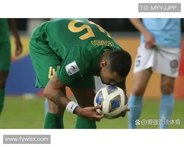 孤独的足球梦在静谧的夜空下独自闪耀的瞬间